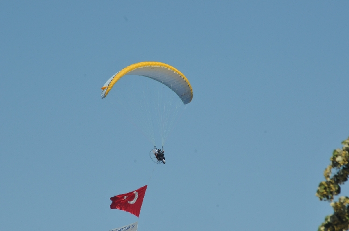 Akçakoca Semalarında Yamaç Paraşütleri Büyüledi
