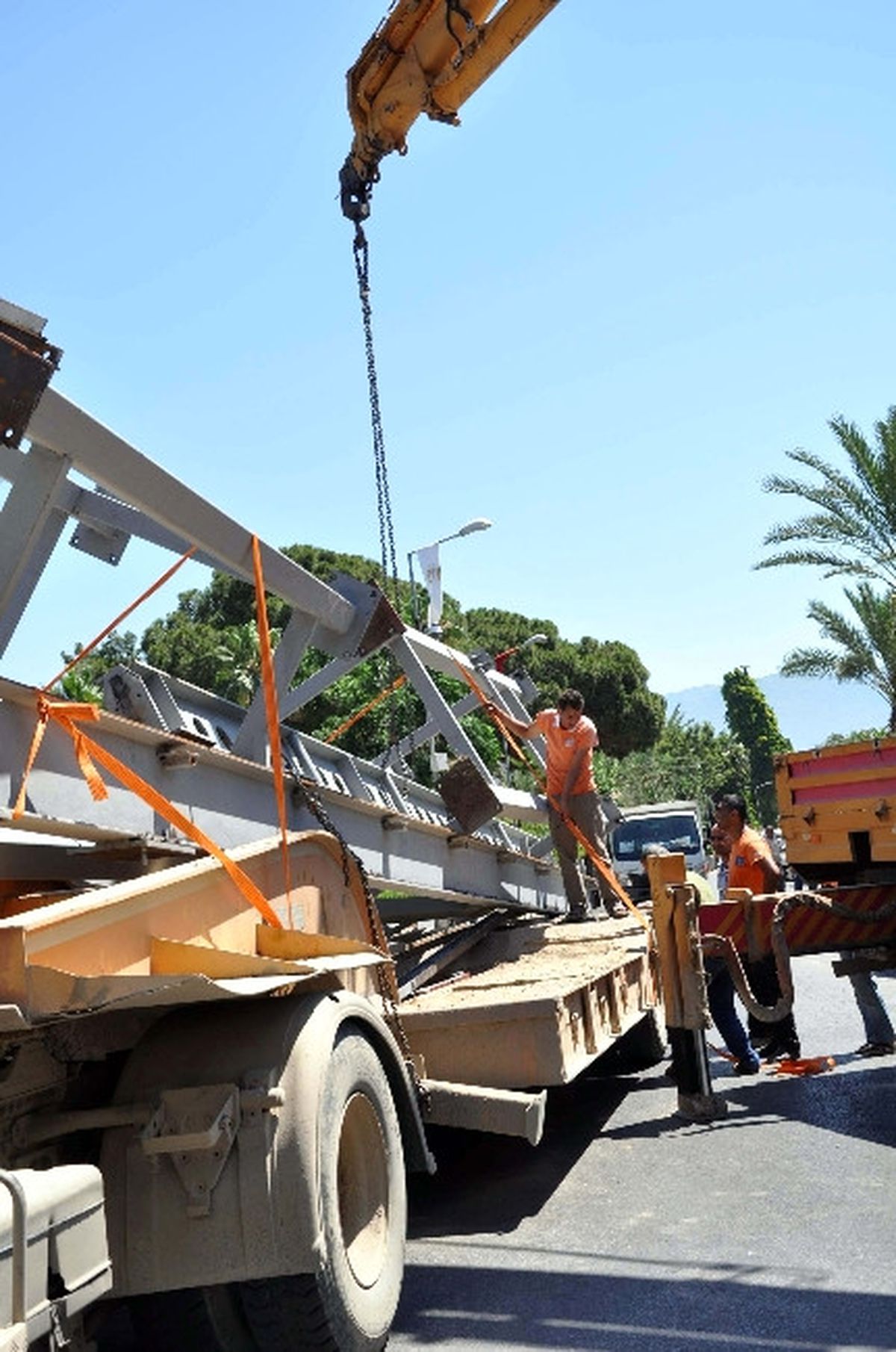 Alanya\'da Çekici Üst Geçide Çarptı: 1 Yaralı