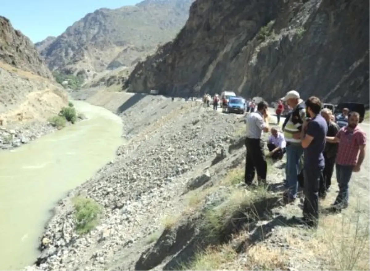 Artvin'de Otomobil Çoruh'a Uçtu: 3 Kayıp, 2 Yaralı