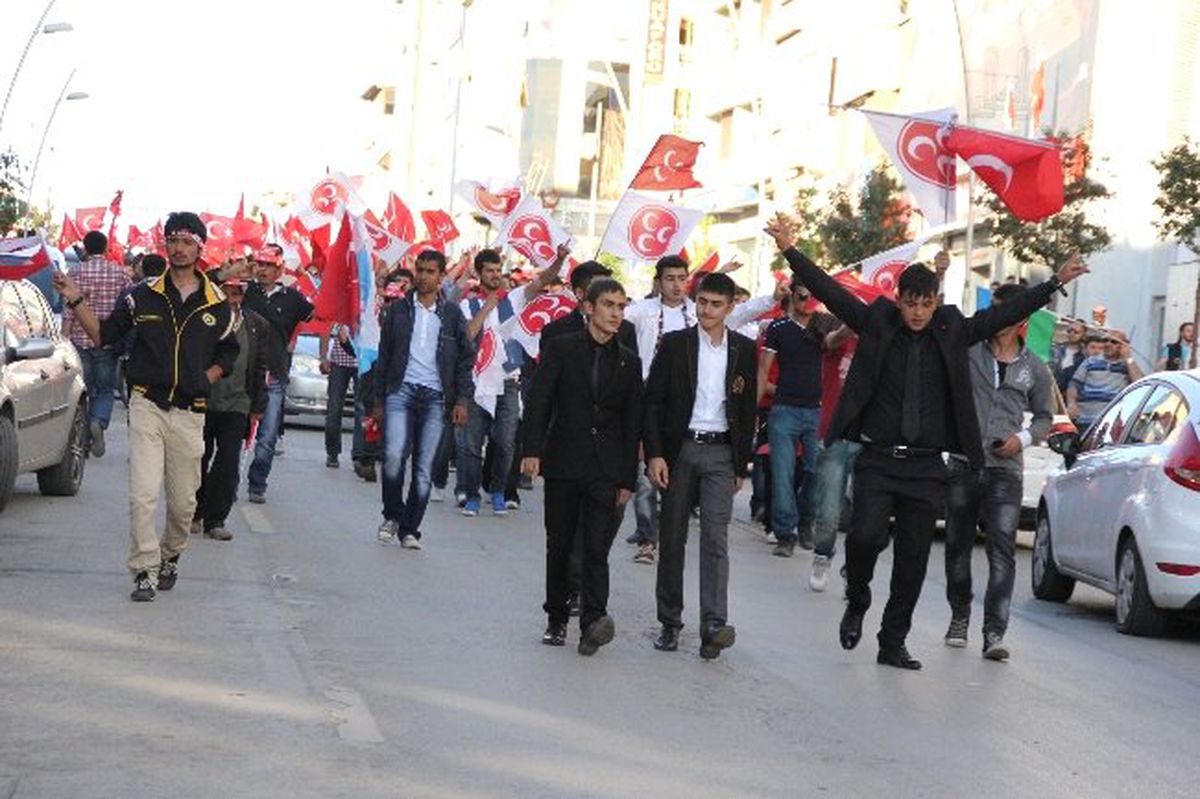 Bahçeli\'nin Mitingi Sonrası Ülkücülerden Yürüyüş
