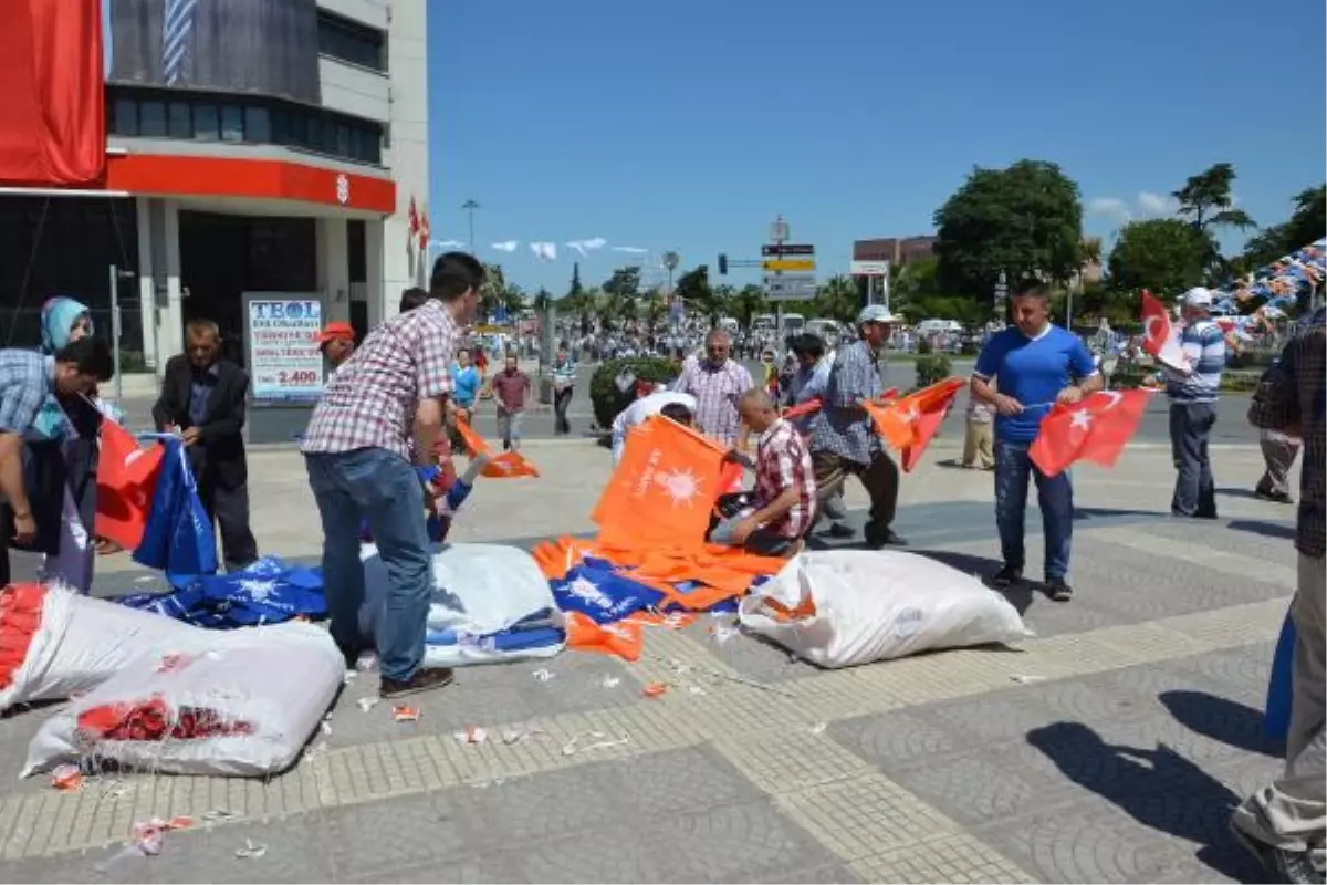Mitingi Alanında Bayrak Hazırlıkları