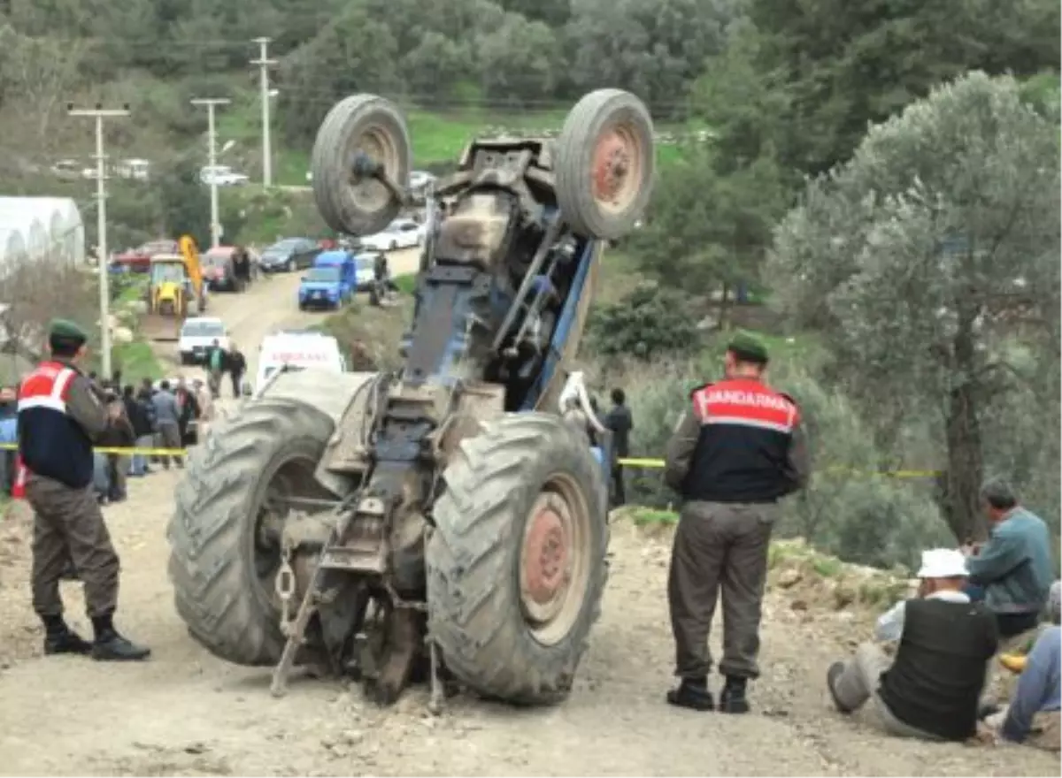 Devrilen Traktörün Altında Kaldı