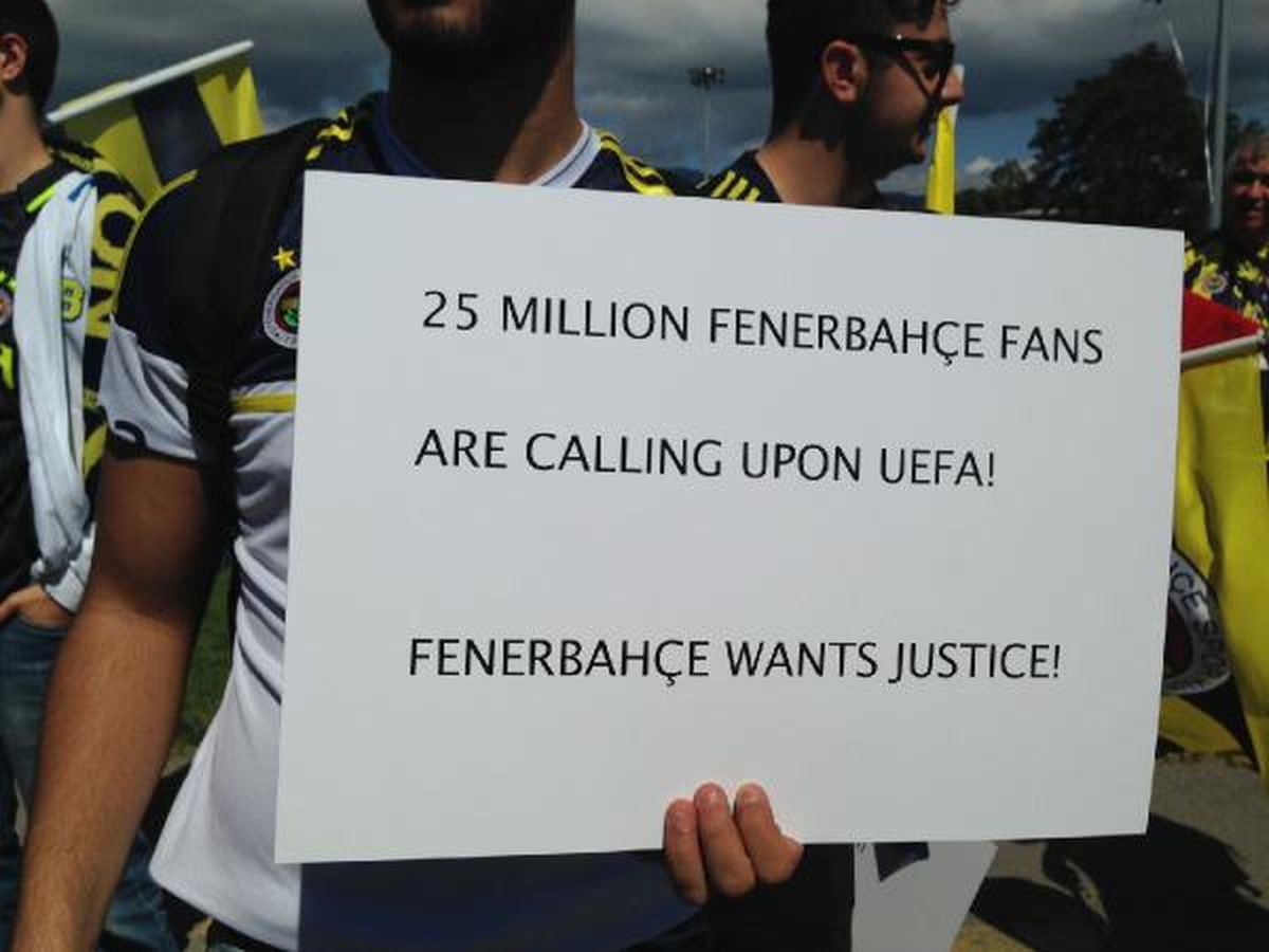 Fenerbahçeli Taraftarlar UEFA Merkezi\'nde