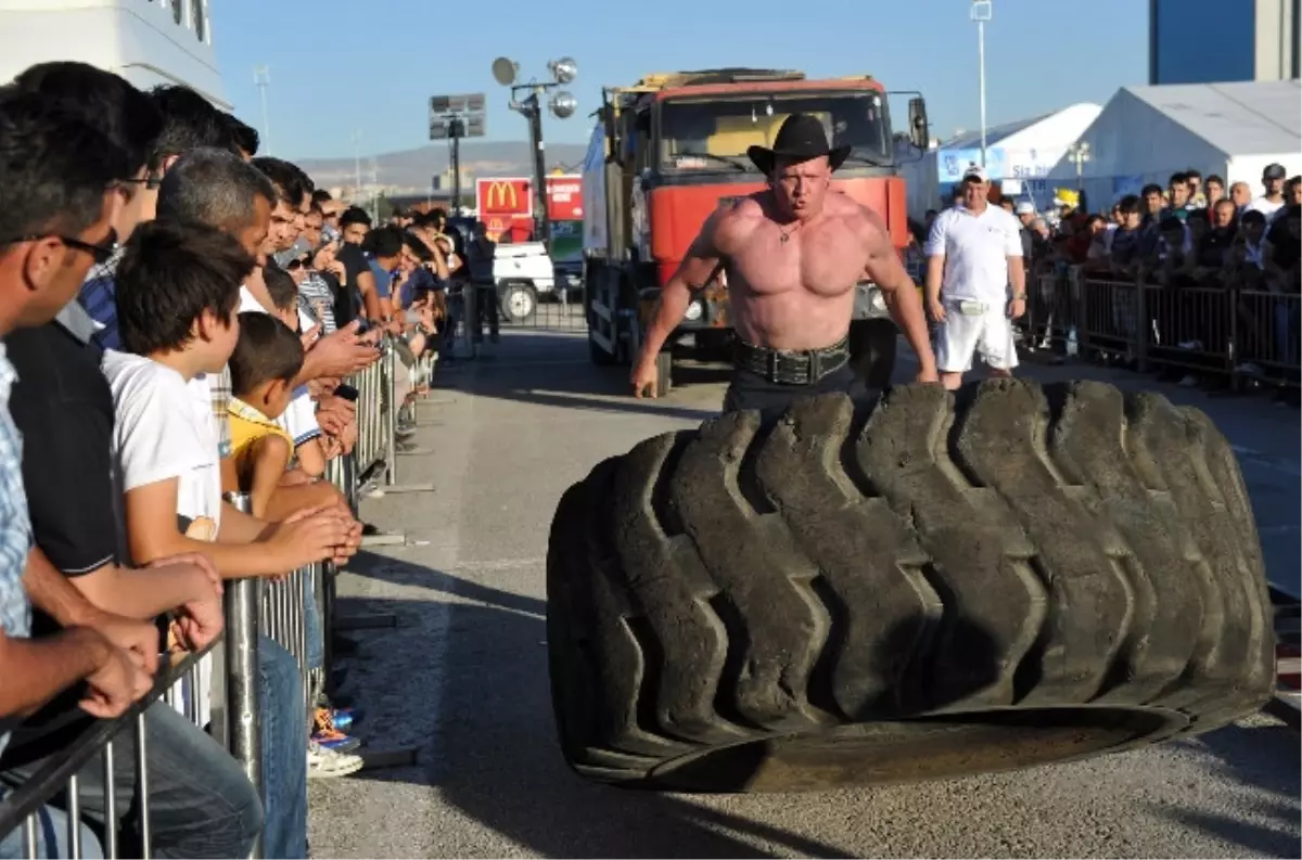 Festival\'de Dimitri\'nin Şaşırtan Gücü