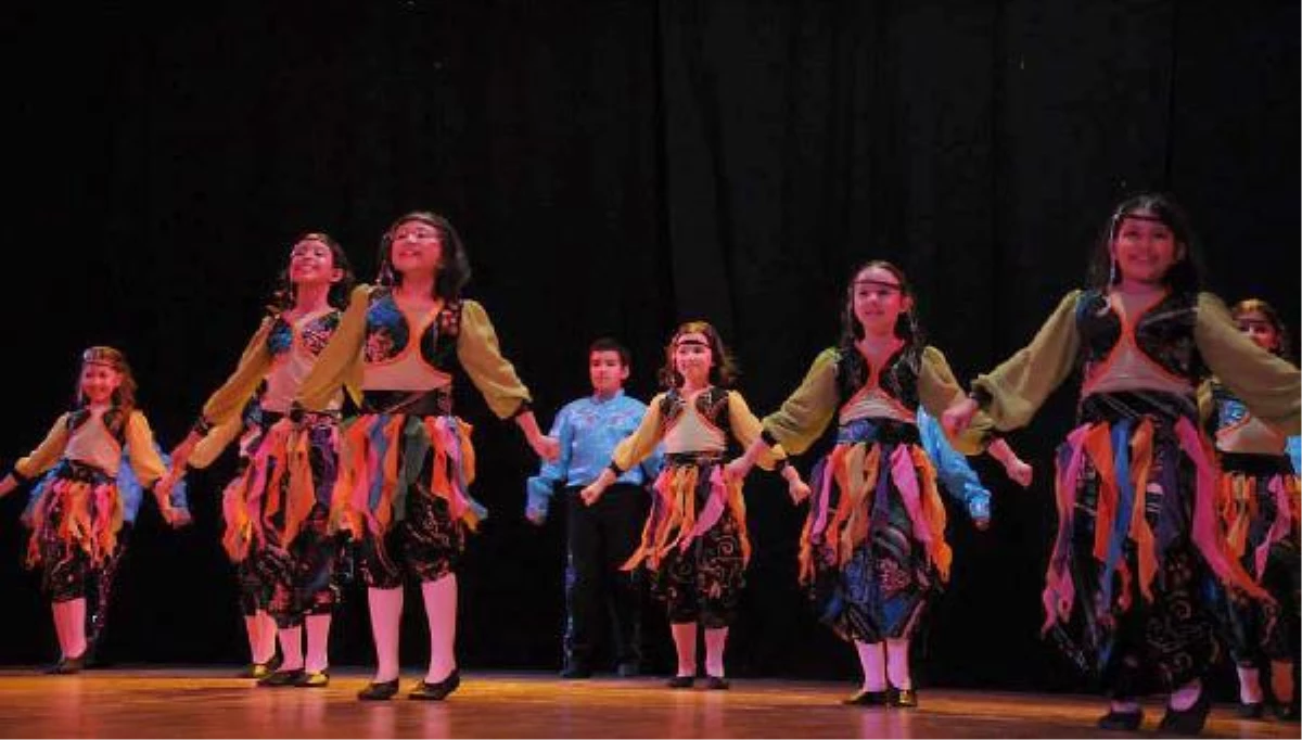 Halk Oyunları Derneğinden 162 Dansçıyla Gösteri