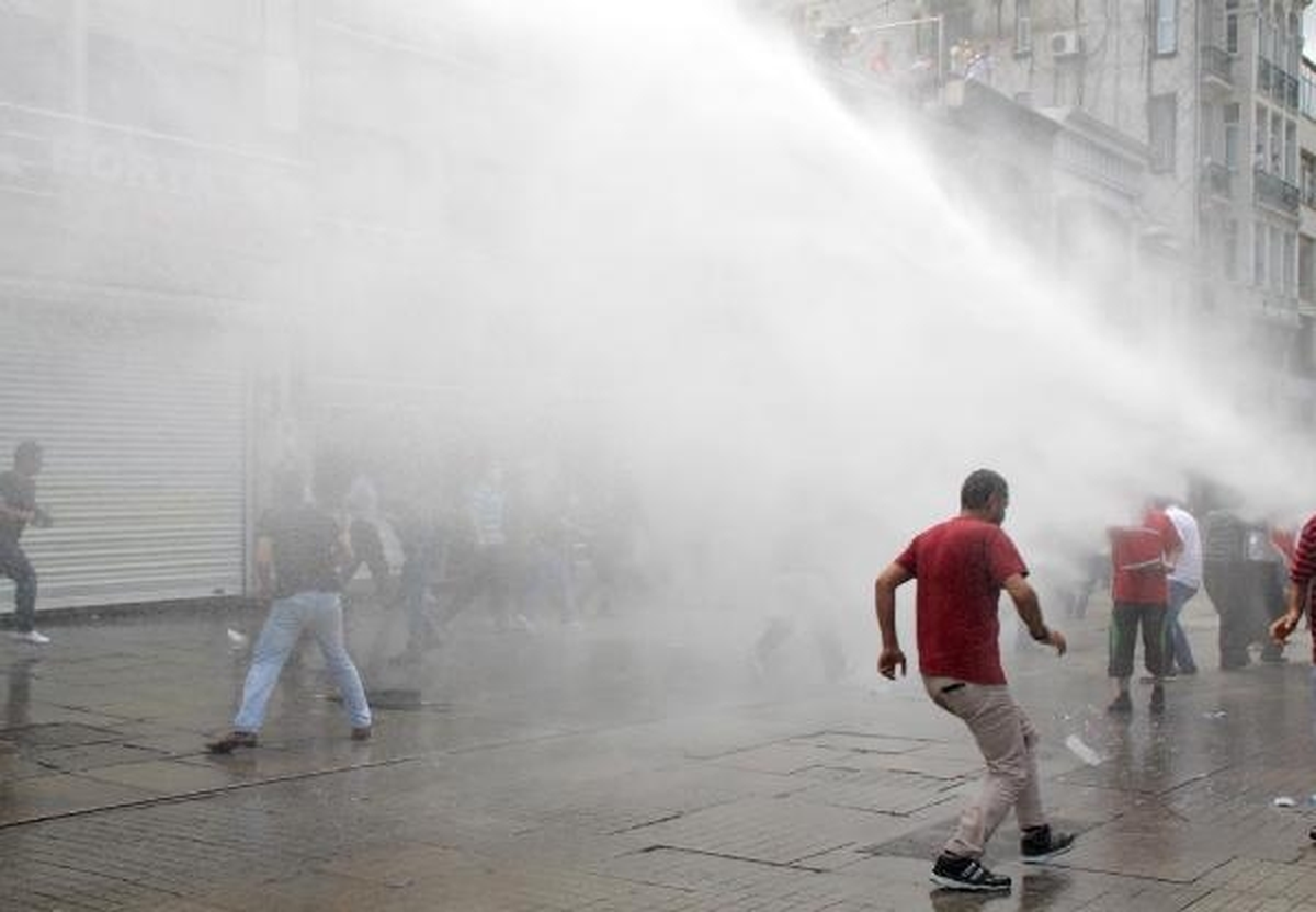 İstiklal Caddesi\'ndeki Gruba Biber Gazlı Müdahale