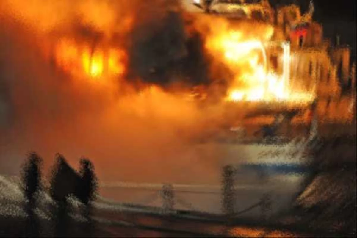 İtalya\'da Türk Gemisinde Yangın Çıktı