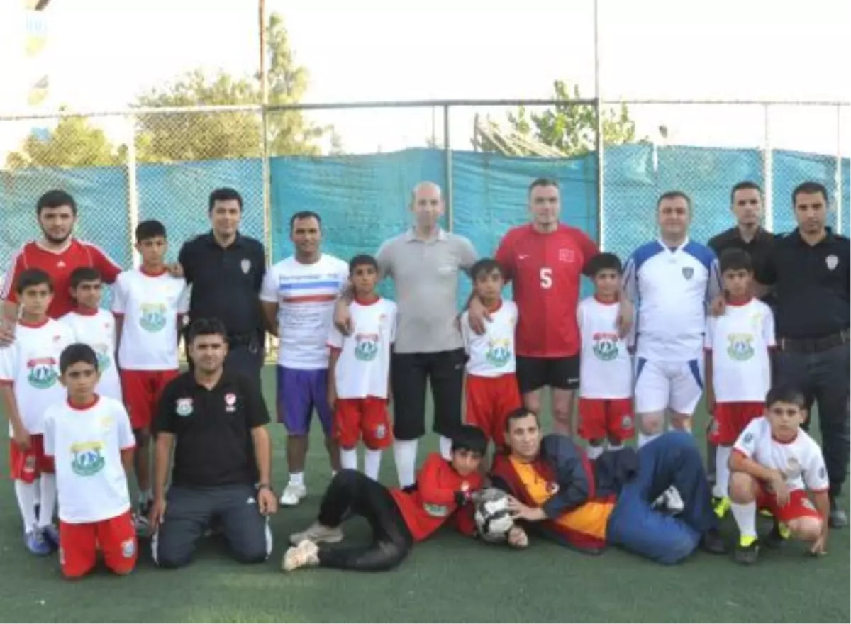 Nusaybin Emniyet Müdürü Çocuklarla Futbol Maçı Yaptı