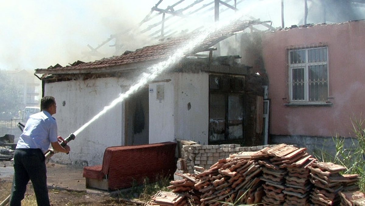 Ot Yangını Evi Kül Etti