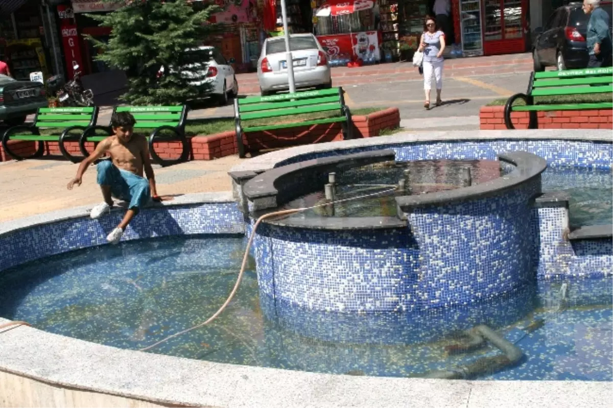 Sıcaktan Bunalan Çocuklar Süs Havuzunda Serinliyorlar