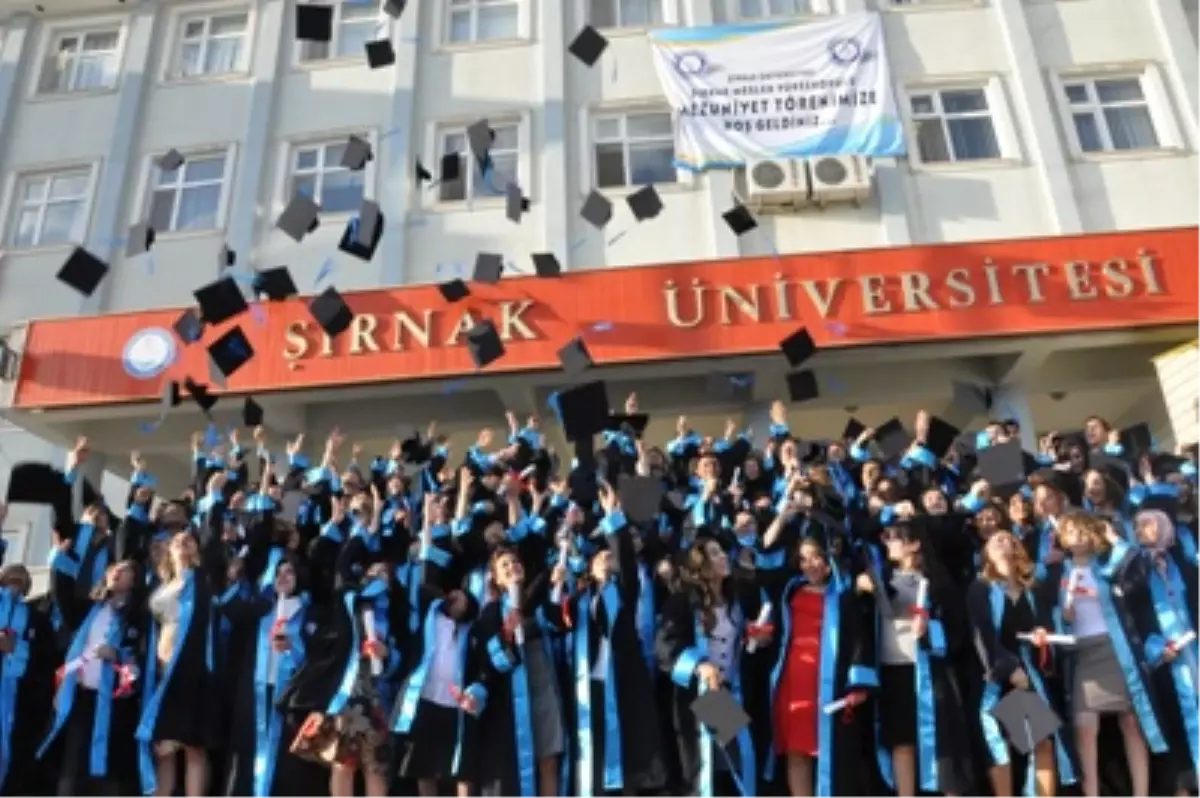 Şırnak Üniversitesi\'nde Mezuniyet Coşkusu