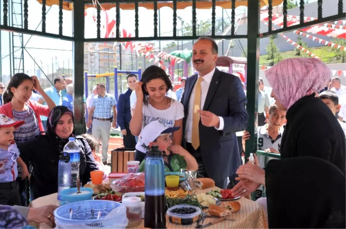 Akrede Kapalı Pazaryeri ve Spor Kompleksi Hizmete Açıldı