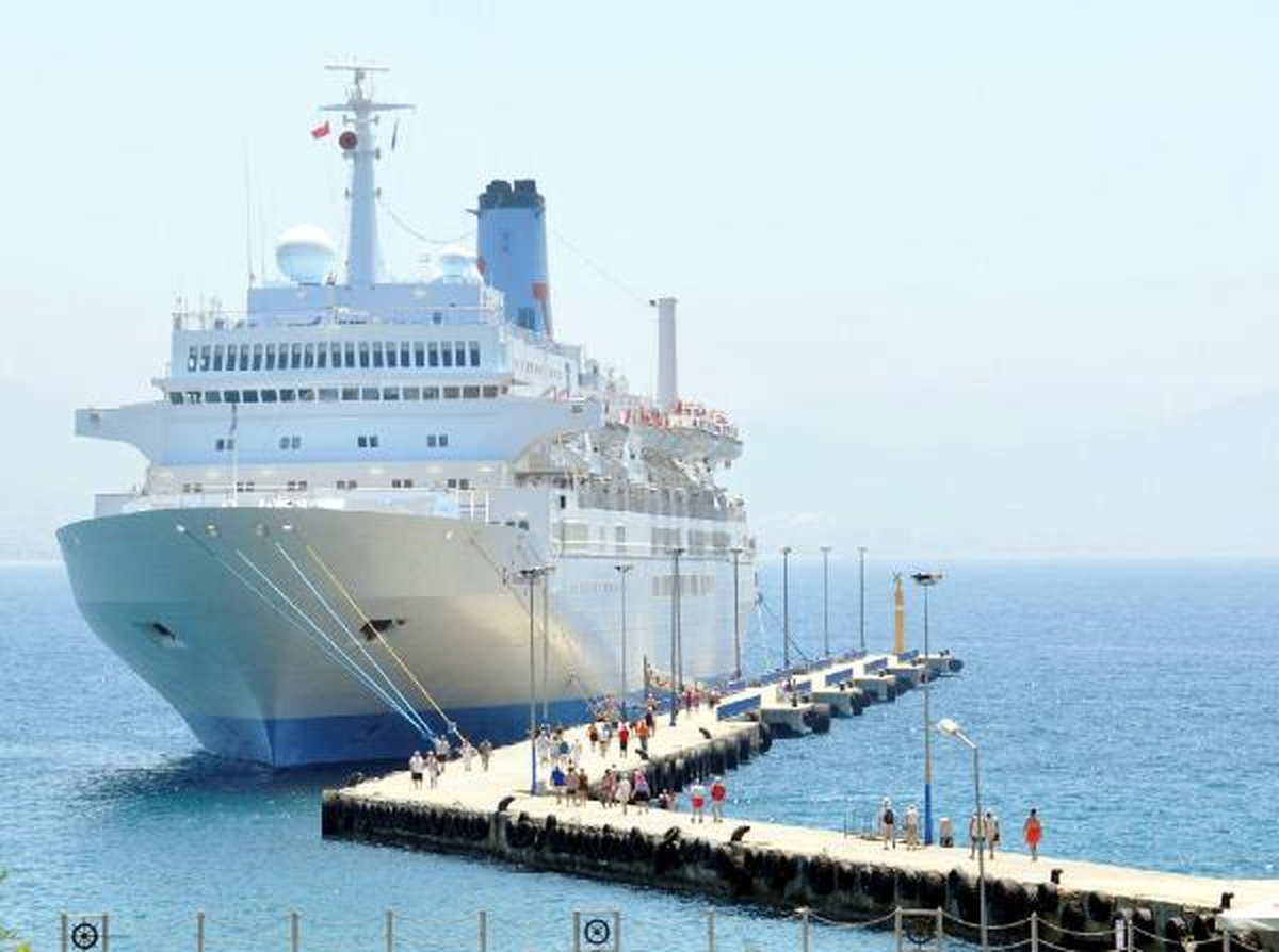 Alanya\'ya Denizden 1243 İngiliz Turist Geldi