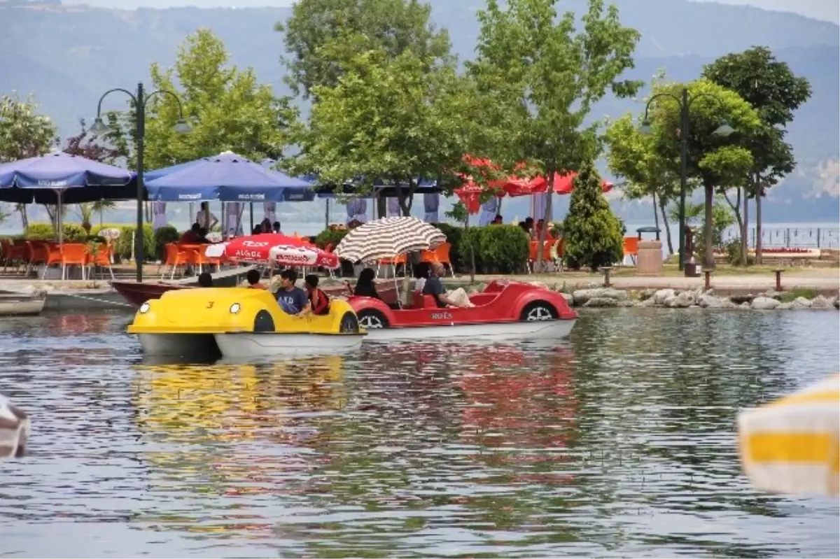 Arap Turistlerin En Gözde Eğlencesi Göl Bisikleti