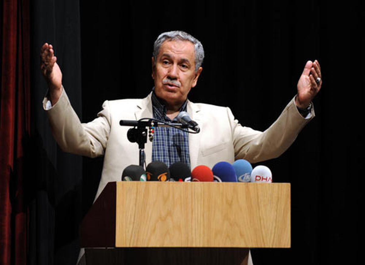 Arınç\'tan Bikinili Kadın Açıklaması