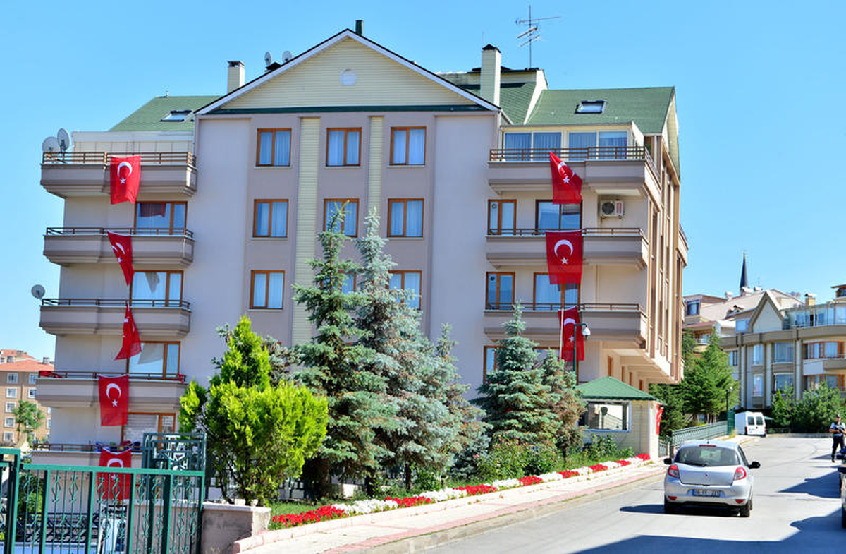 Başbakan Erdoğan\'ın Evine Türk Bayrağı Asıldı