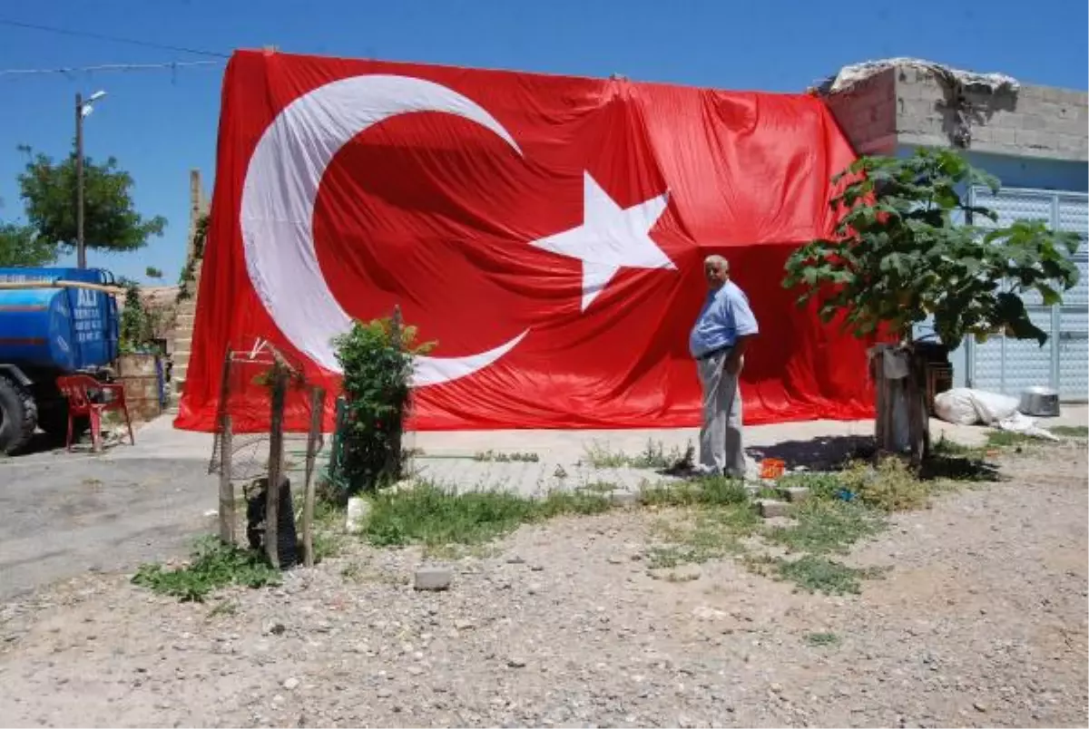 Başbakan\'ın İstedi, Evini Türk Bayrağıyla Kapladı