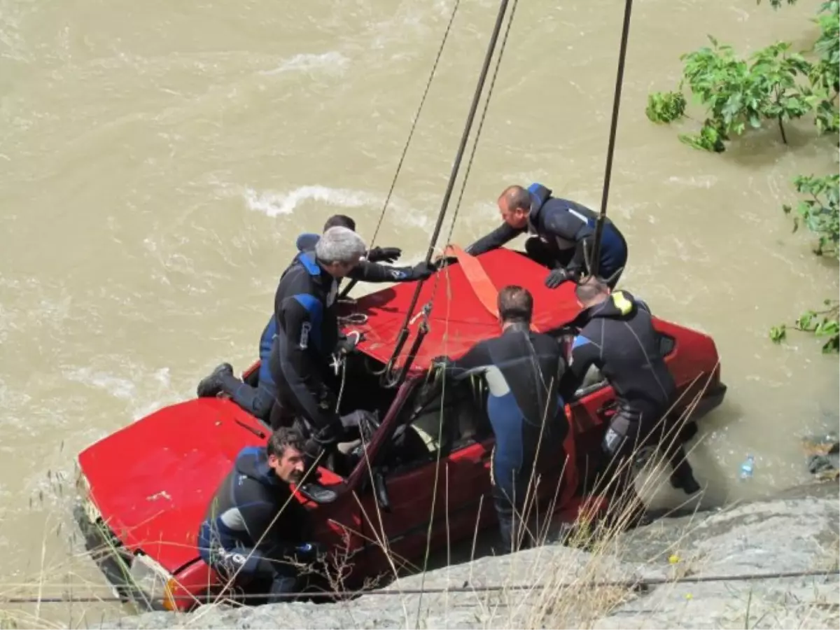 Çoruh Nehri\'ne Uçan Otomobildeki 3 Kişi Bulunamadı