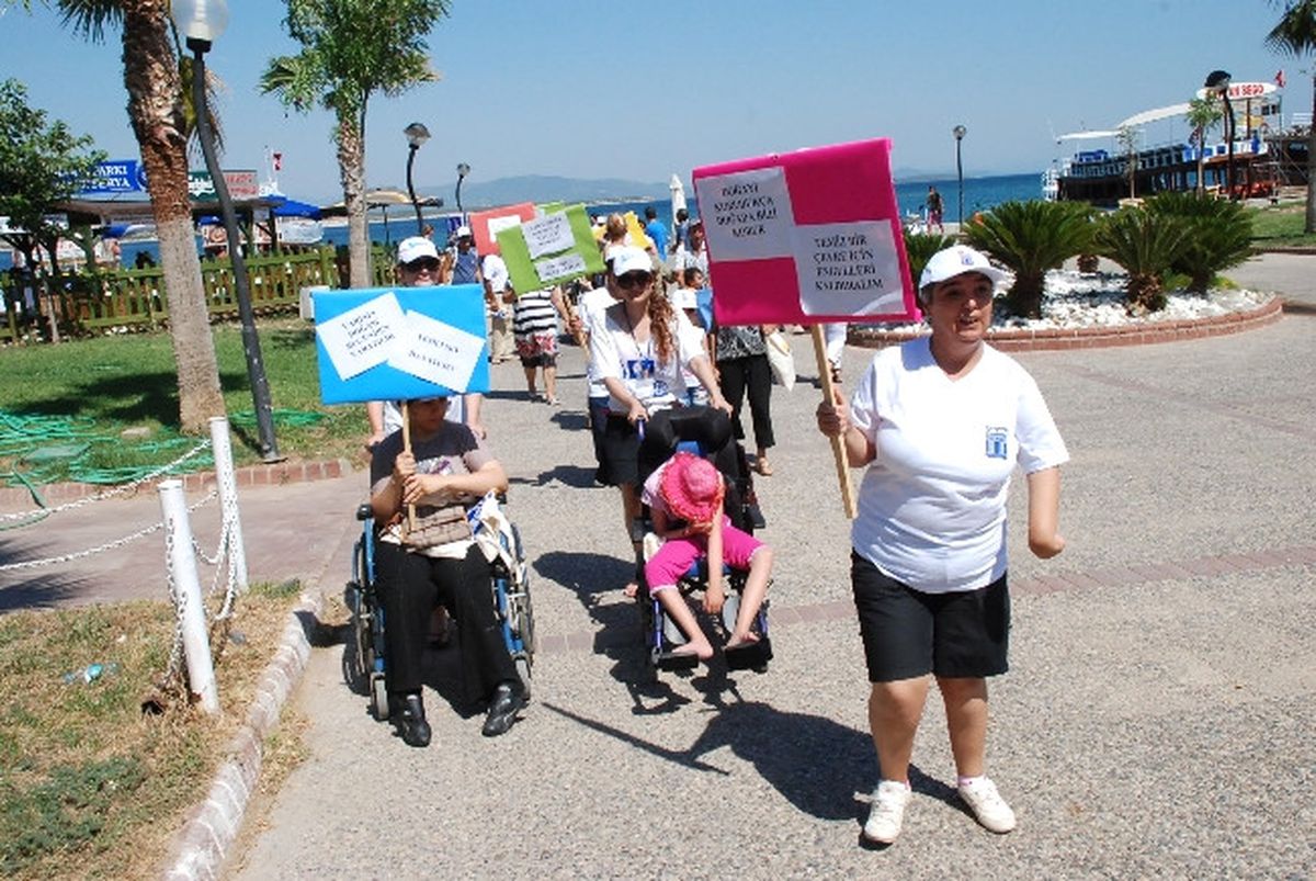 Didim\'de Engelliler Temiz Plajlar İçin Yürüdü