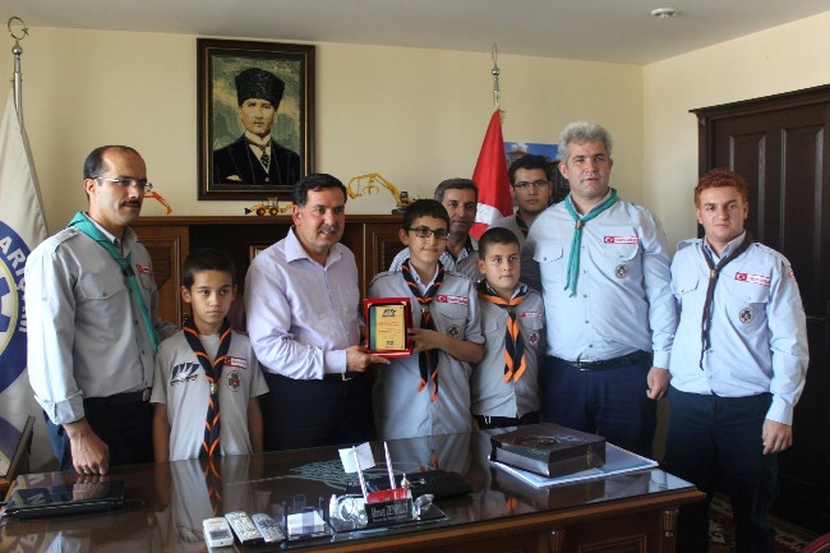 İzcilerden Başkan Zenbilci\'ye Teşekkür Plaketi