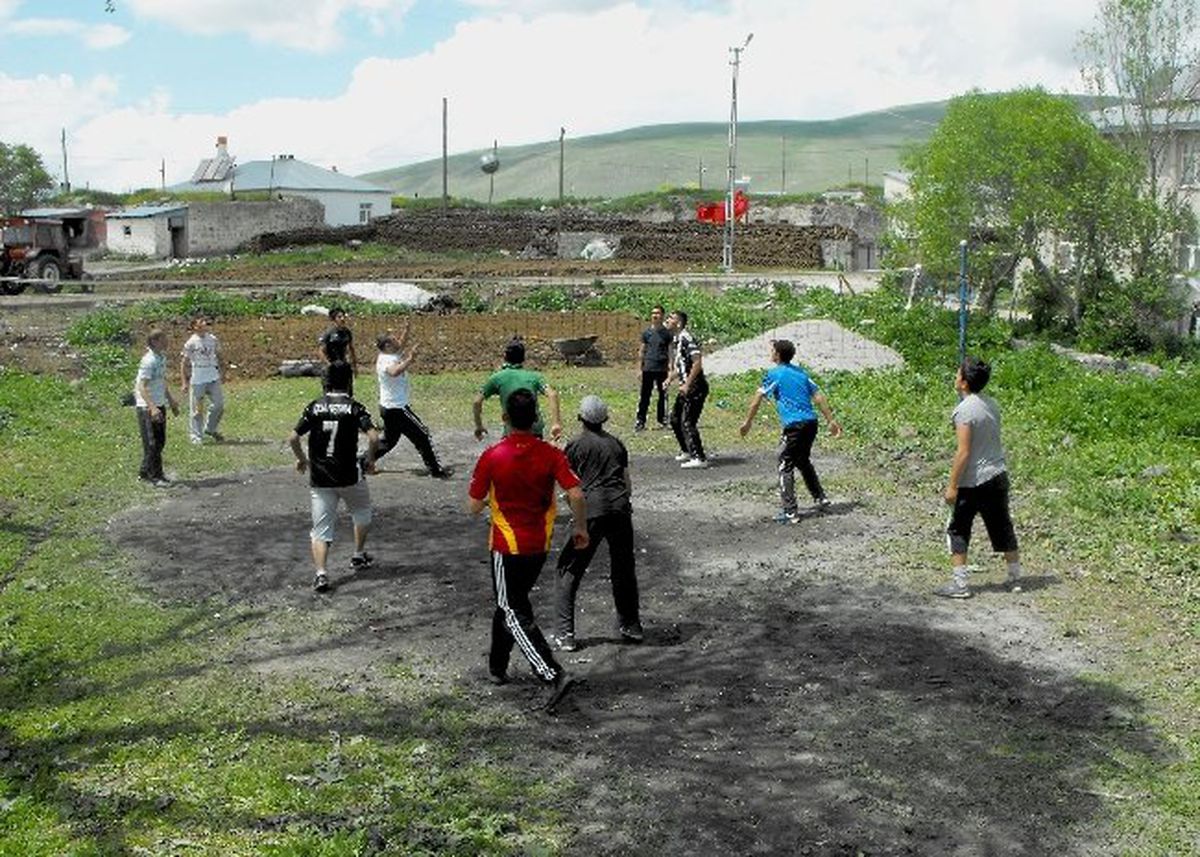 Kahvehanelere \'Voleybol\'lu Protesto
