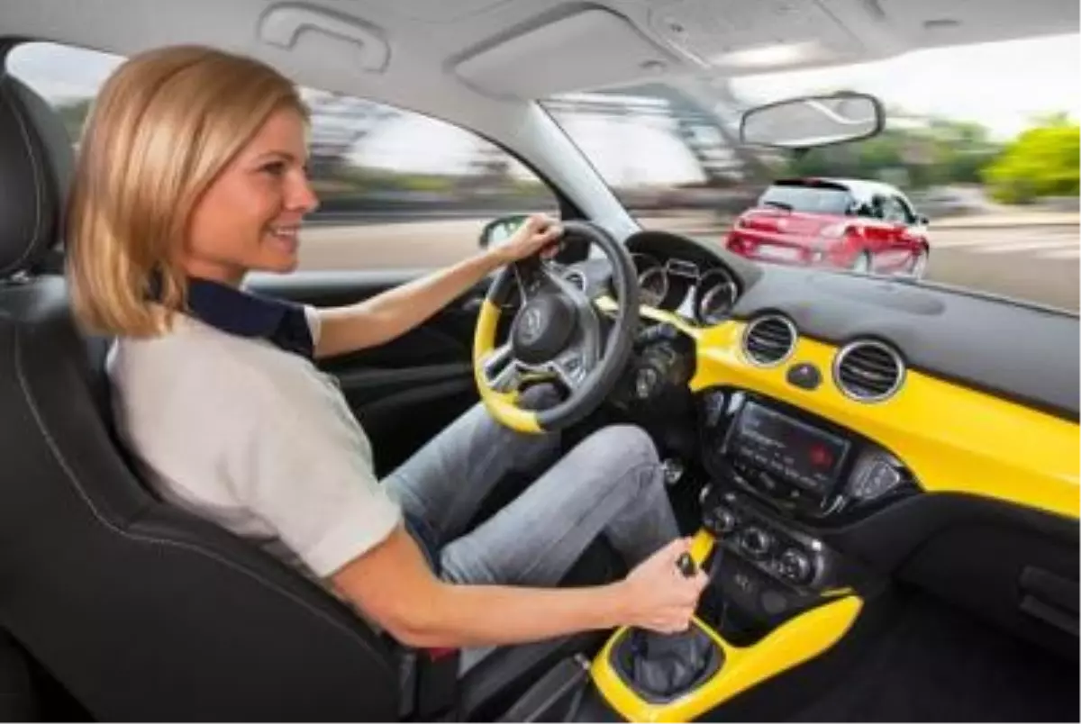 Opel Adam Şimdi İphone Entegreli Siri Eyes Free Uygulamasını Sunuyor