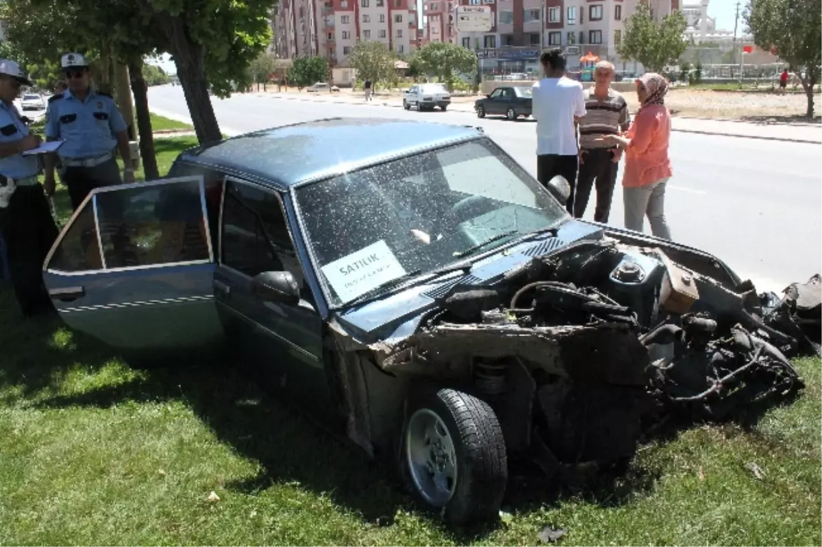 Orta Refujde Ağaçlara Çarpan Araçtaki 5 Çocuk Yaralandı