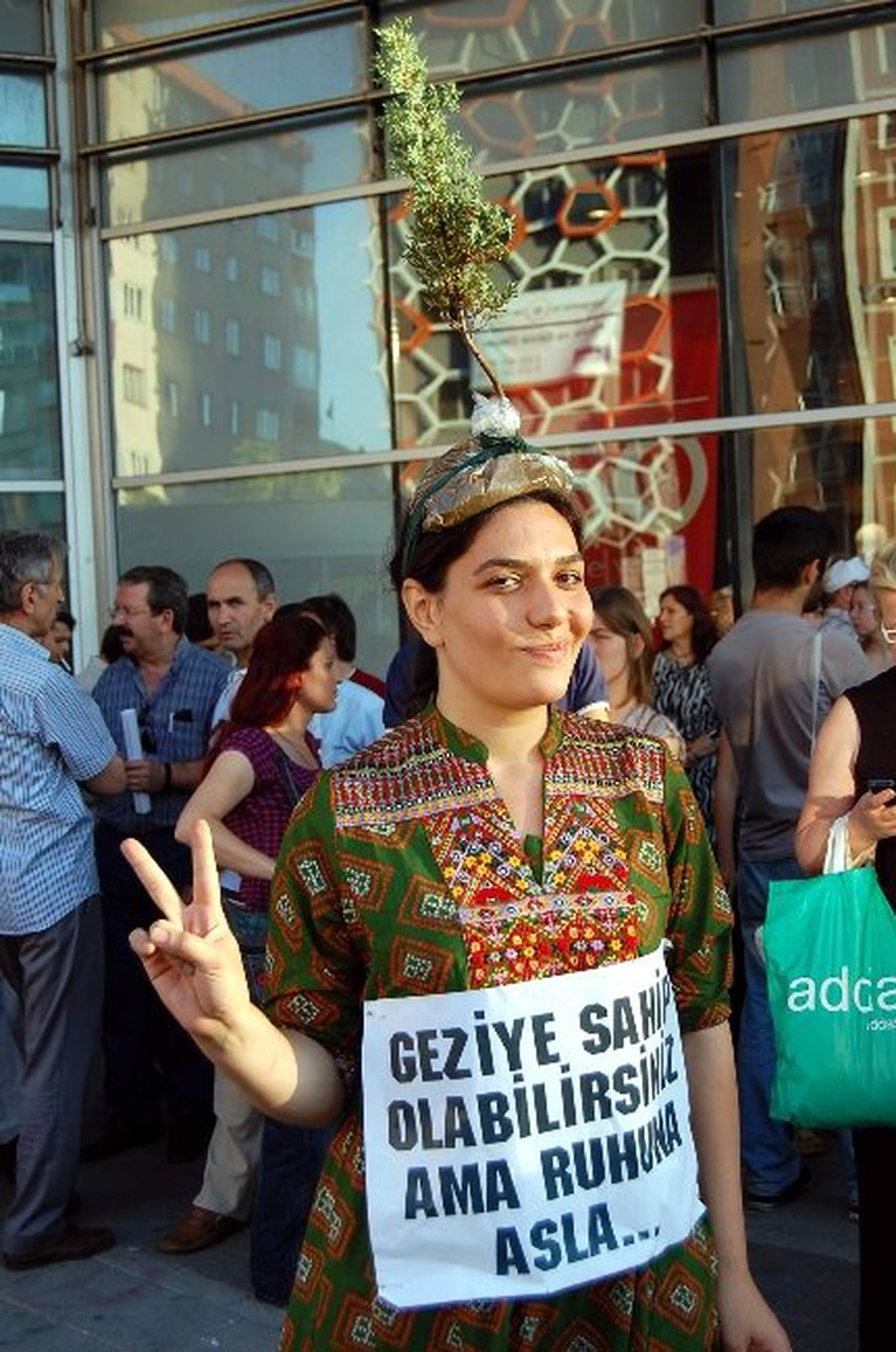 (Özel Haber) 8 Saat Kafasında Fidanla Gezdi