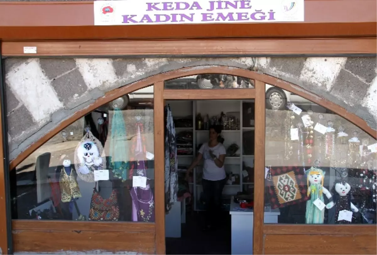 (Özel Haber) Ürettikleri Yöresel Kıyafetleri Satarak Aile Bütçesine Katkı Sağlıyorlar
