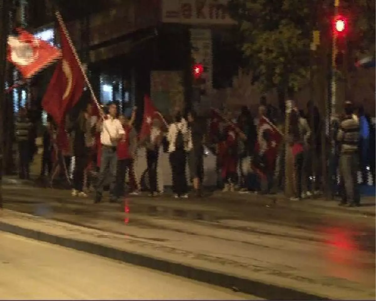 Taksim Meydanı\'ndaki Karanfilli Anmaya Polis Müdahalesi Ankara\'da Protesto Edildi