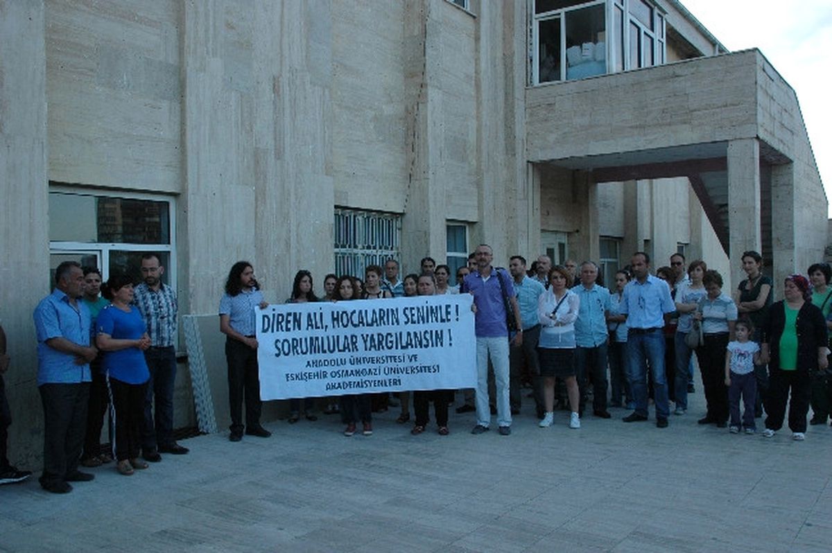 Akademisyenlerden Eylemlerde Yaralanan Korkmaz\'a \'Duran Adam\'lı Destek