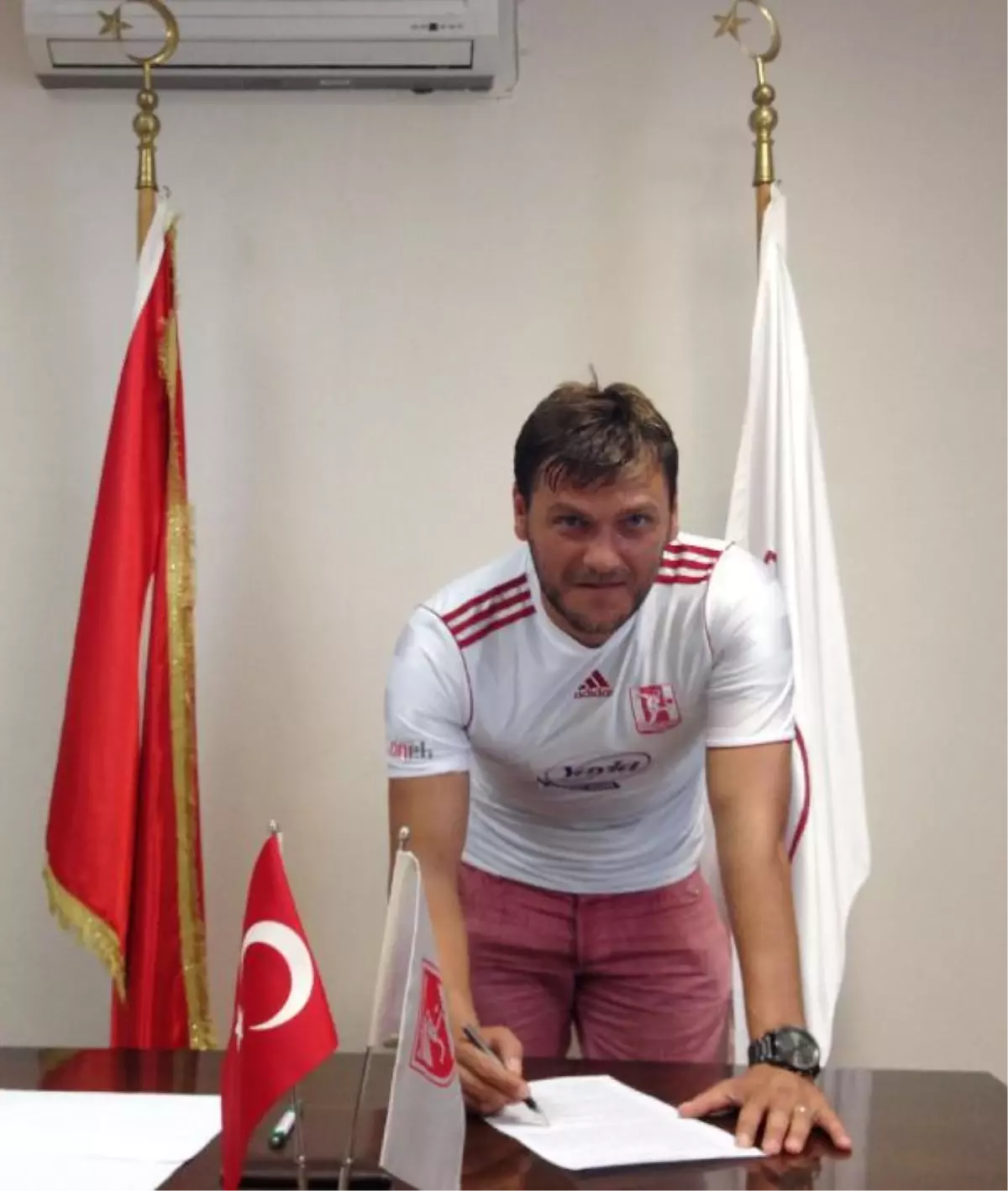 Balıkesirspor'da Kaptan Muhammet'ten İmza