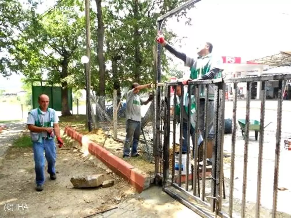 Belediye Ekiplerinden Köylere Park Bakımı