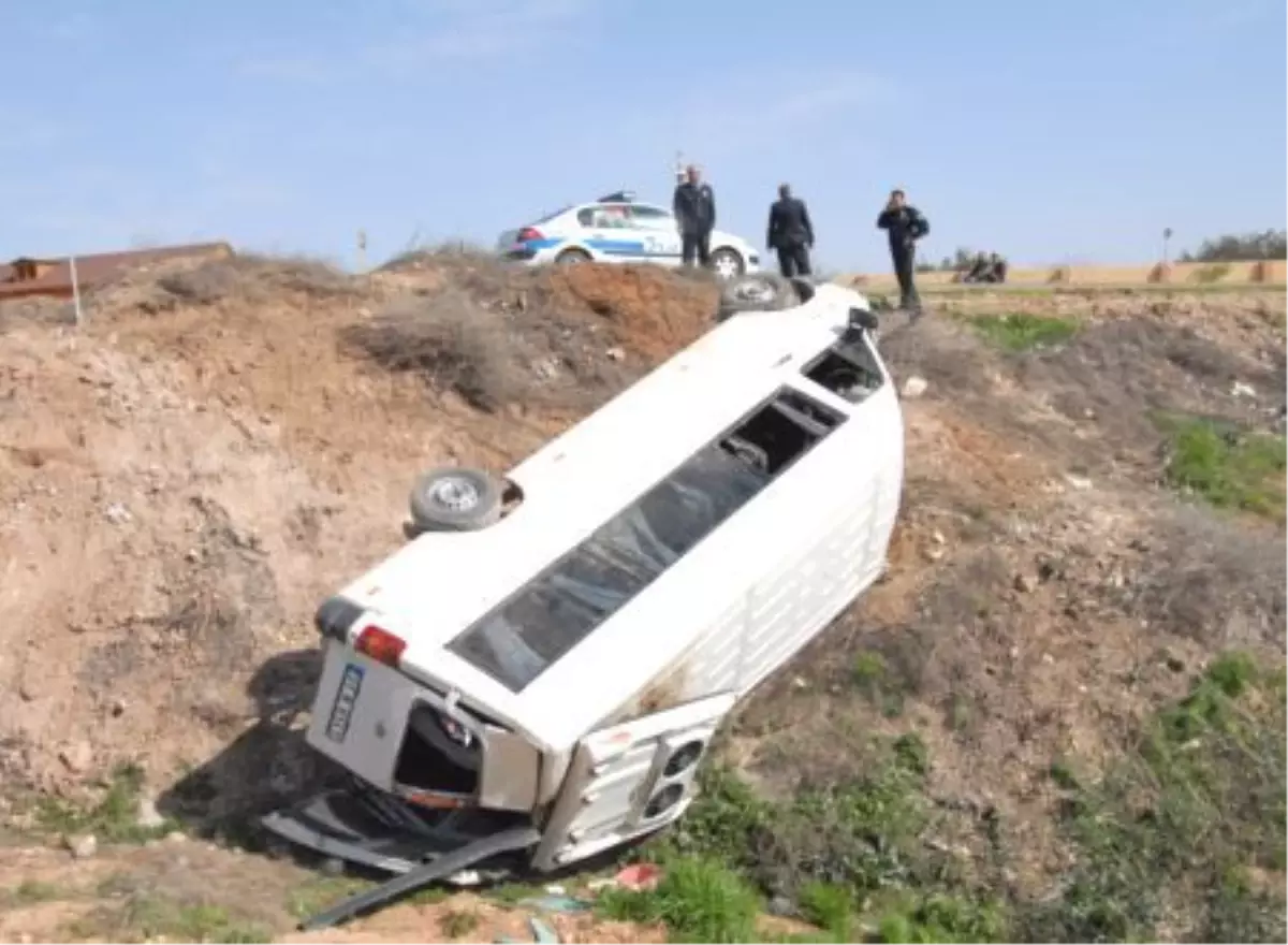 Cizre\'de Midibüs Şarampole Yuvarlandı: 6 Yaralı