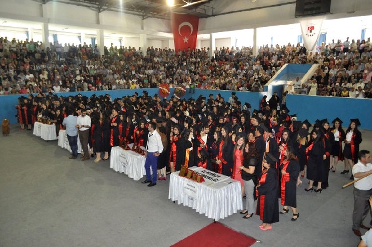 Eğitim Fakültesi 8. Dönemde 821öğrenci Mezun Etti