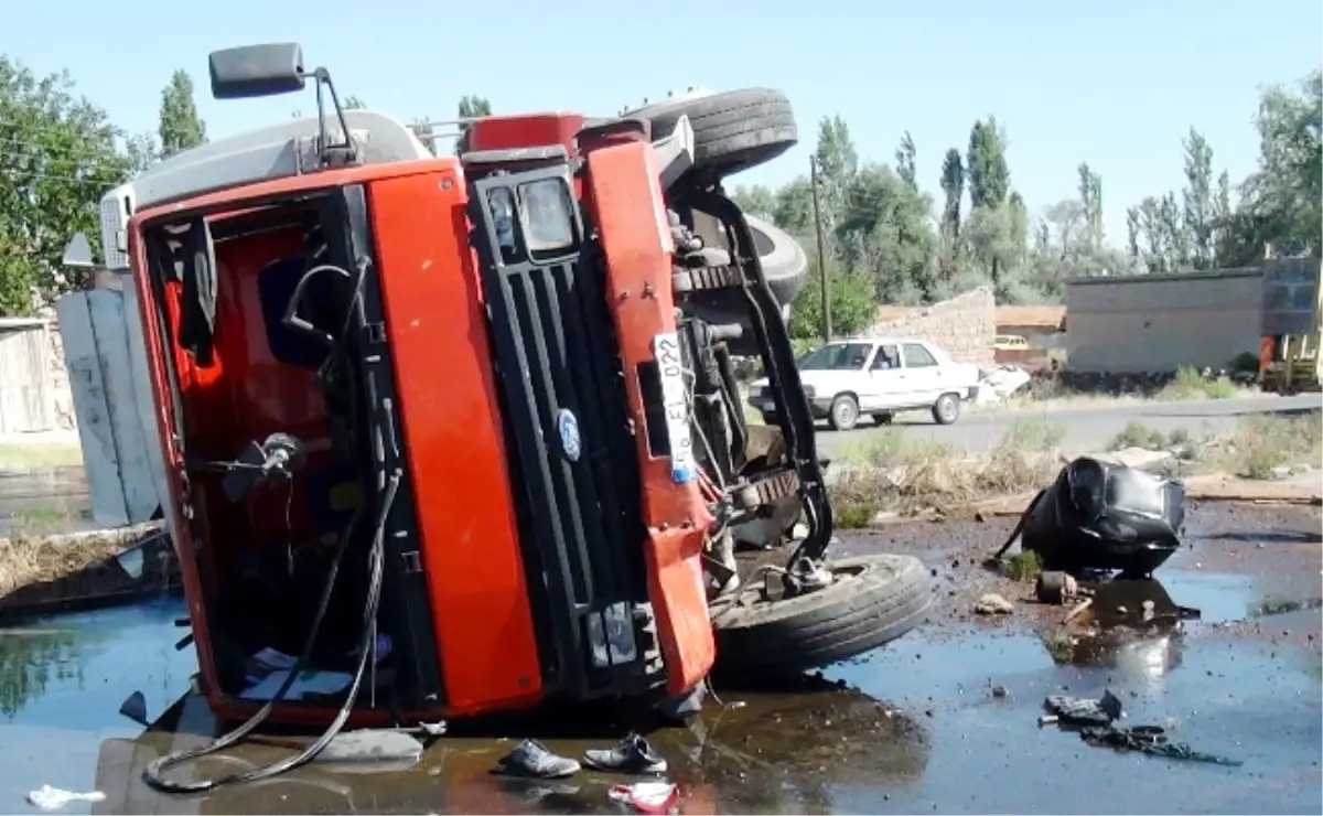 Freni Patlayan Su Tankeri İki Otomobile Çarptı: 6 Yaralı