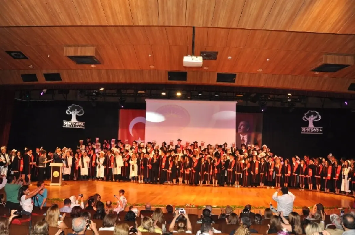 GKV\'li Eski Mezunlardan Yeni Mezunlara Diploma