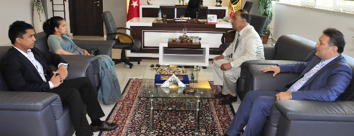 İü Rektörü Prof..dr. Cemil Çelik\'e Seylan Çayı Hediyesi