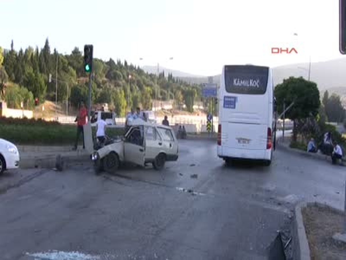 Otobüsle Otomobil Kavşakta Çarpıştı: 1 Ölü