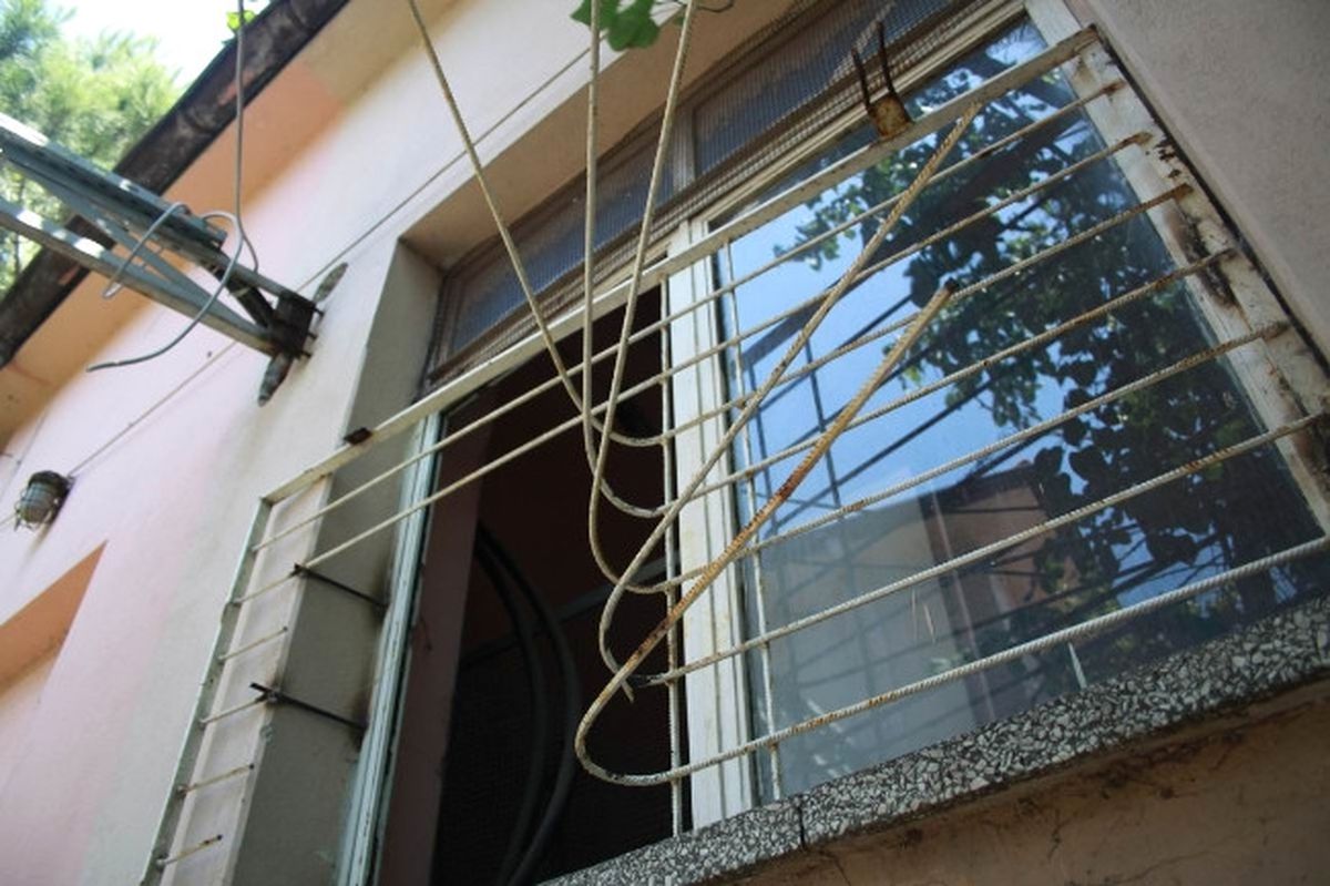 Kamu Binasının Elektriğini Keserek Kabloları Çalmaya Çalıştılar
