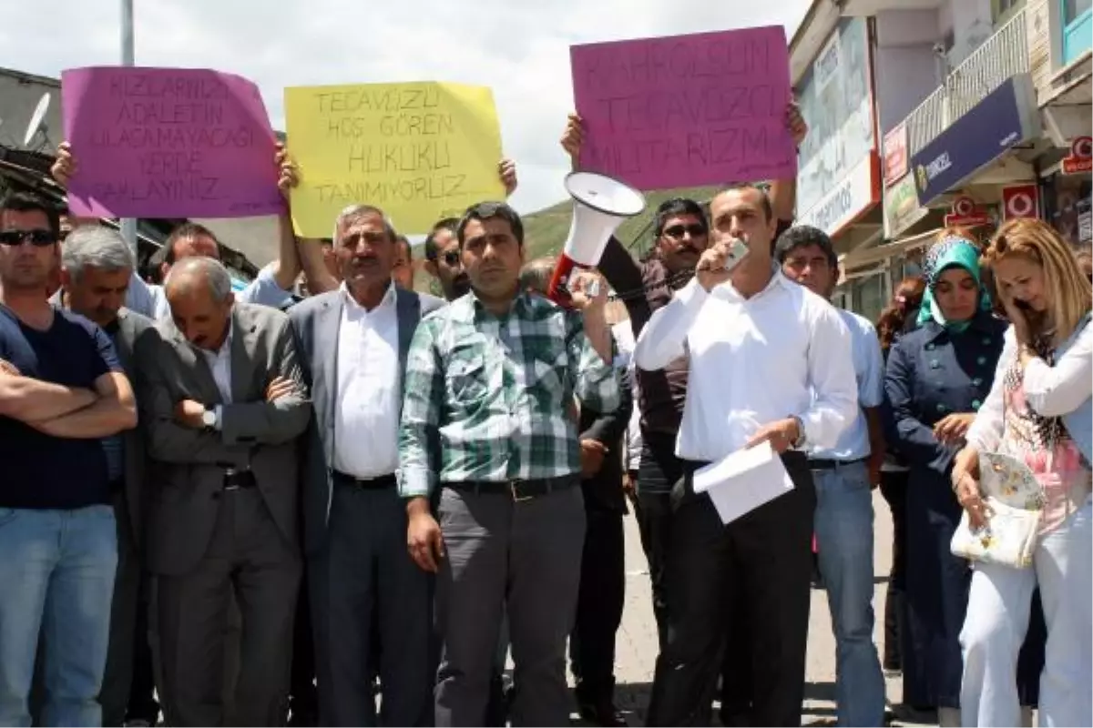 Karlıovalı Eğitimciler, Tecavüzü Protesto Etti