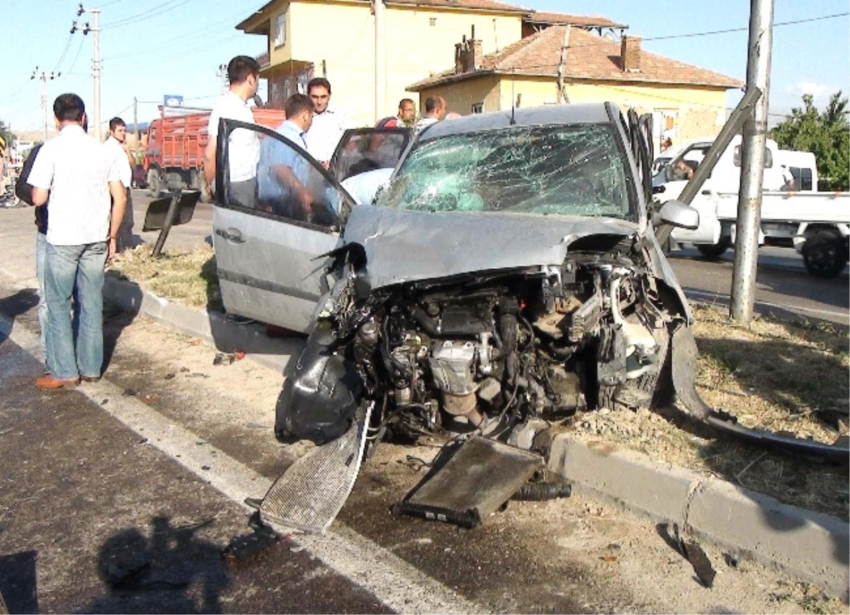 Konya\'da İki Otomobil Çarpıştı: 5 Yaralı
