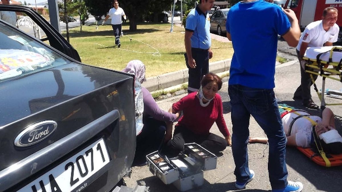 Kula\'da Trafik Kazası: 5 Yaralı
