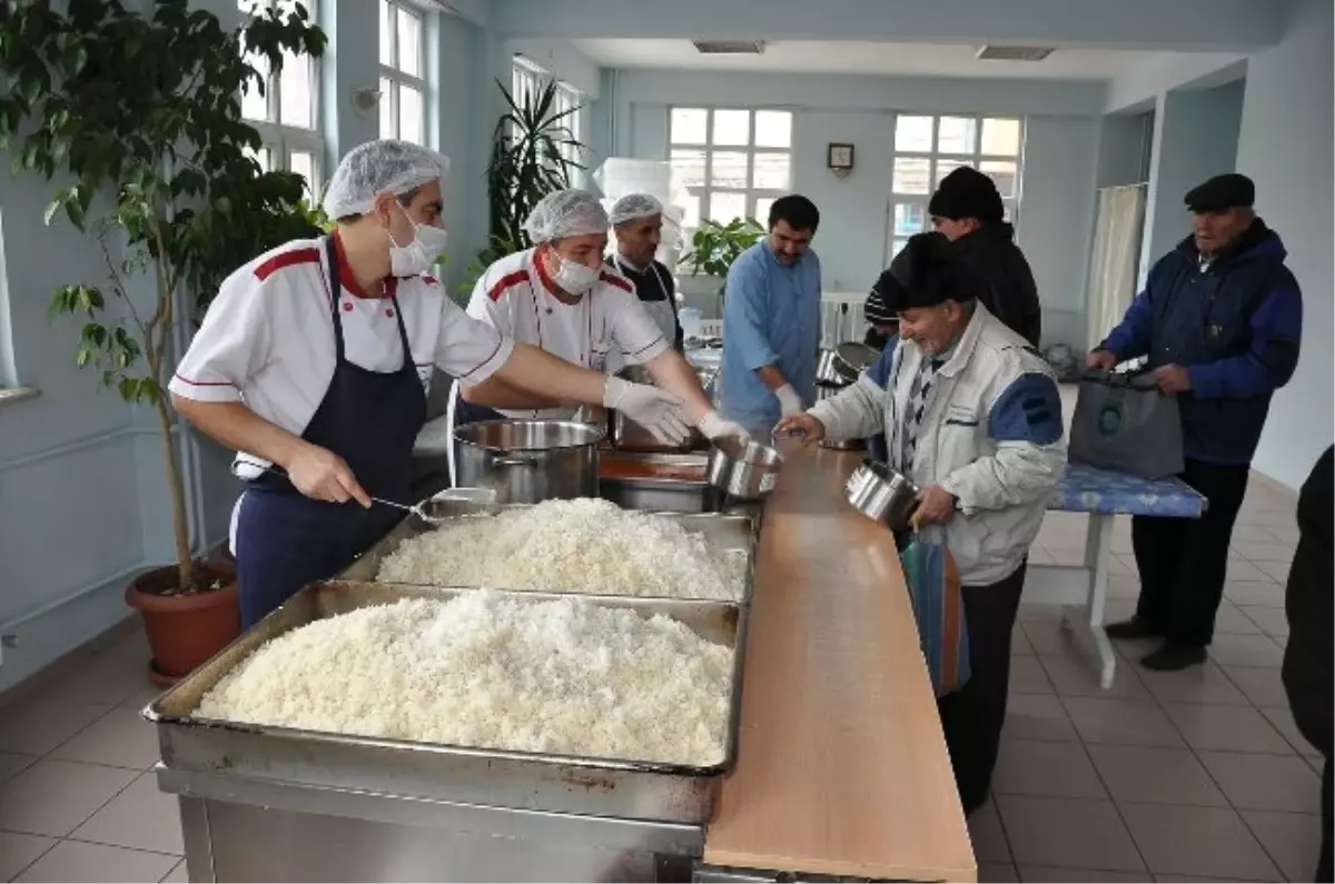 Odunpazarı Belediyesi\'nden Yüzlerce Kişinin Sofralarına Sıcak Yemek