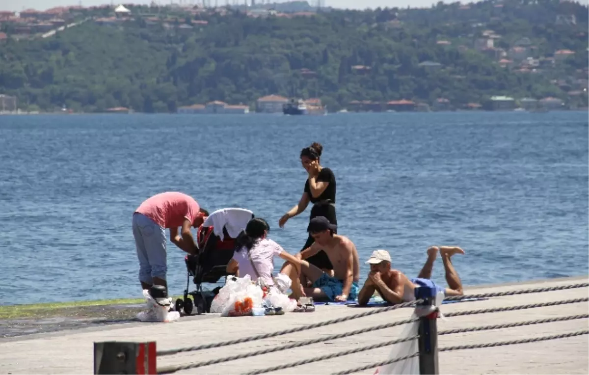 Sıcaktan Bunalanlar Sahile Akın Etti