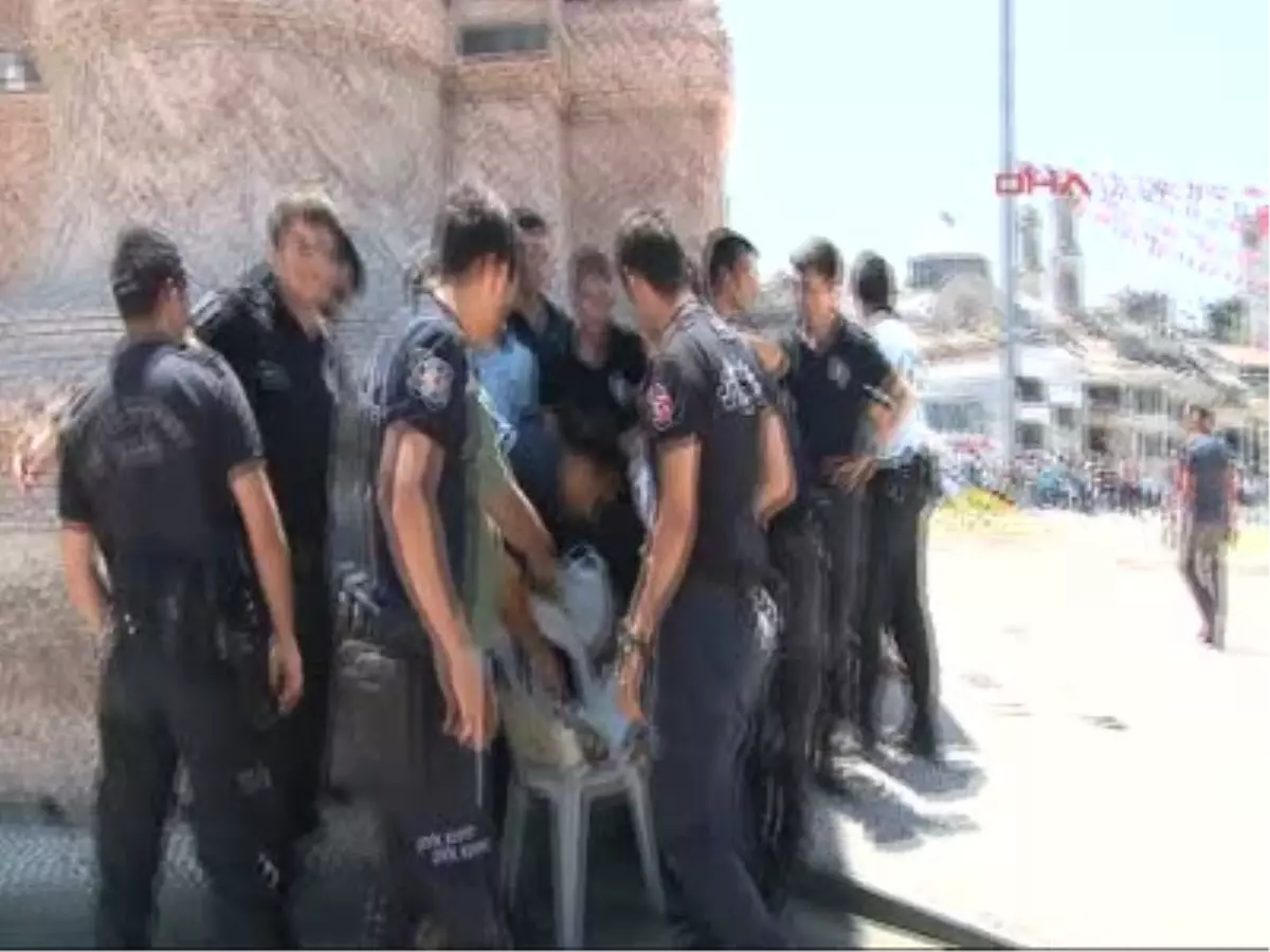 Taksim\'de Polislerden Sürpriz Kutlama