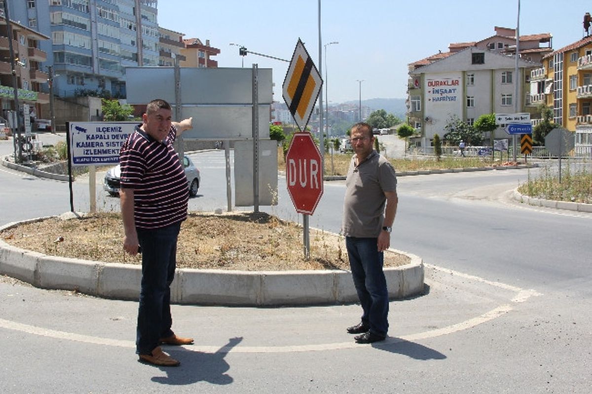 Tekin\'den İlçe Girişi ve Kavşaklara Çözüm Bulun Çağrısı