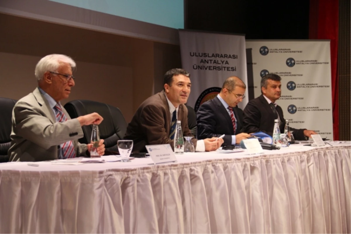 Uluslararası Antalya Üniversitesi "Yeni Anayasaya Doğru" Paneli Düzenledi