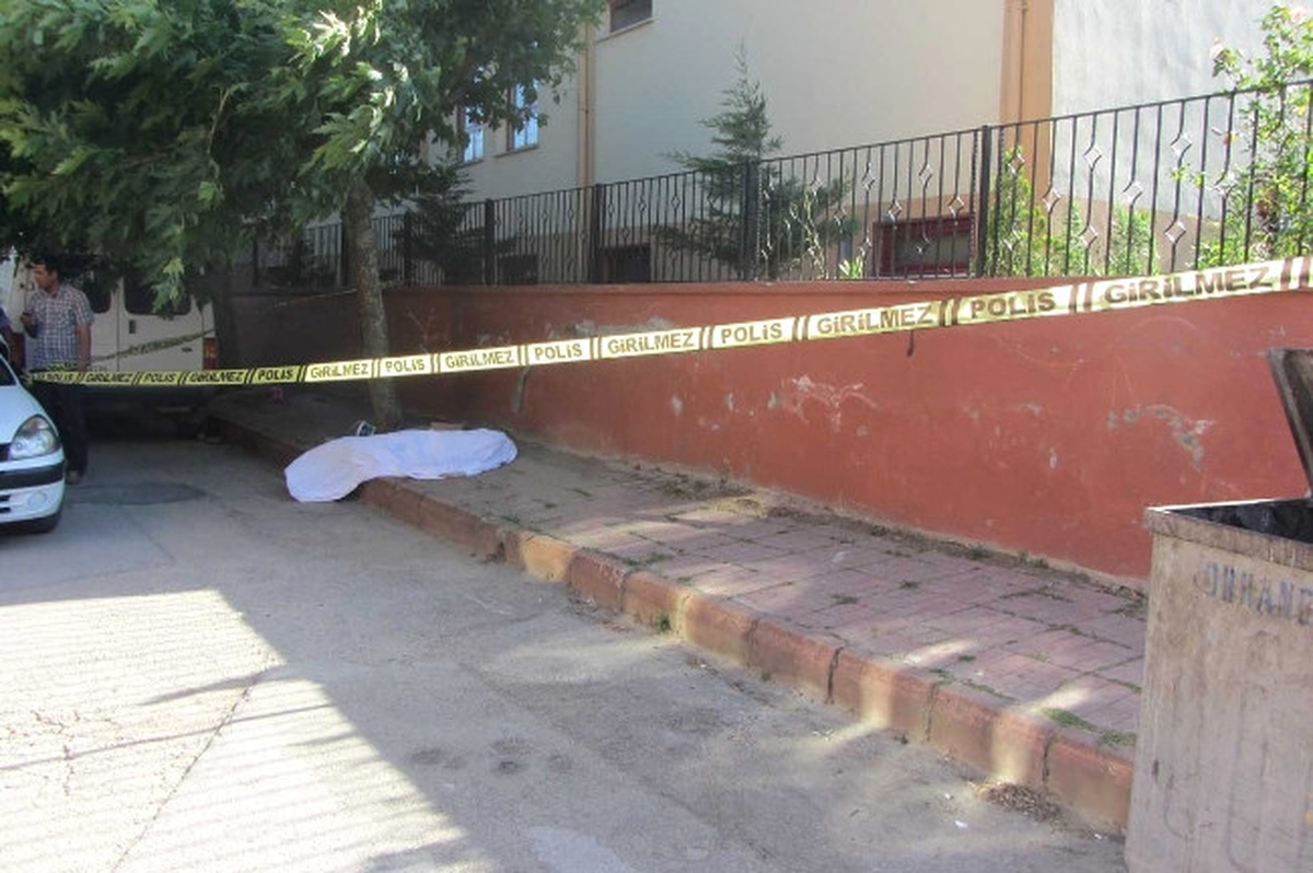 Yabancı Uyruklu Şahıs Kaldırımda Ölü Bulundu