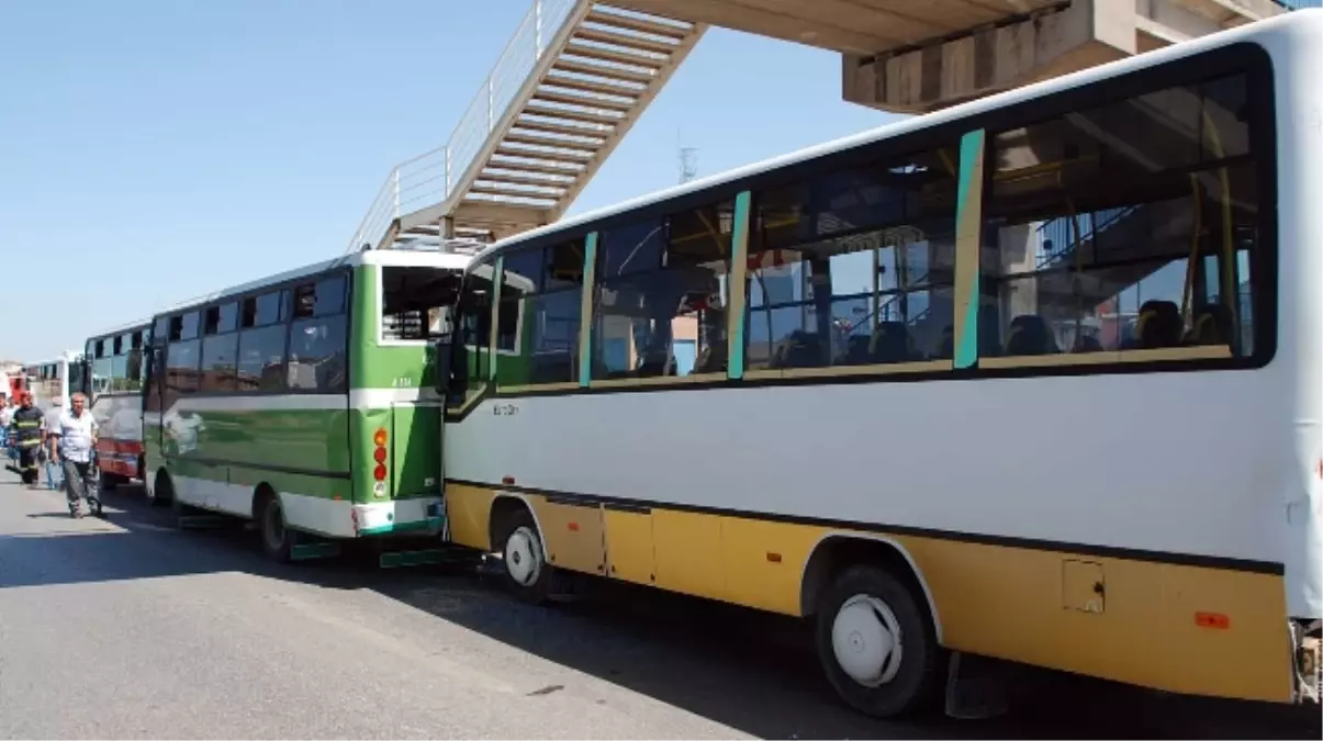 Yolcu Durağında Zincirleme Kaza: 7 Yaralı